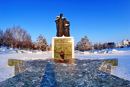 Памятник скорбящей матери зимой